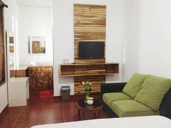 Puri Minggiran Guesthouse Yogya Yogyakarta Exterior photo